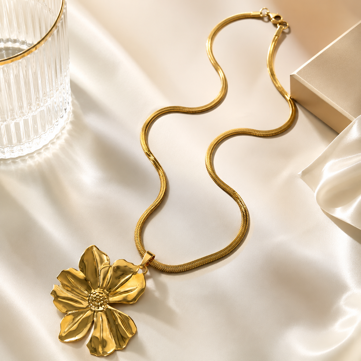 Exaggerated Flower Necklace | MIRAKSA